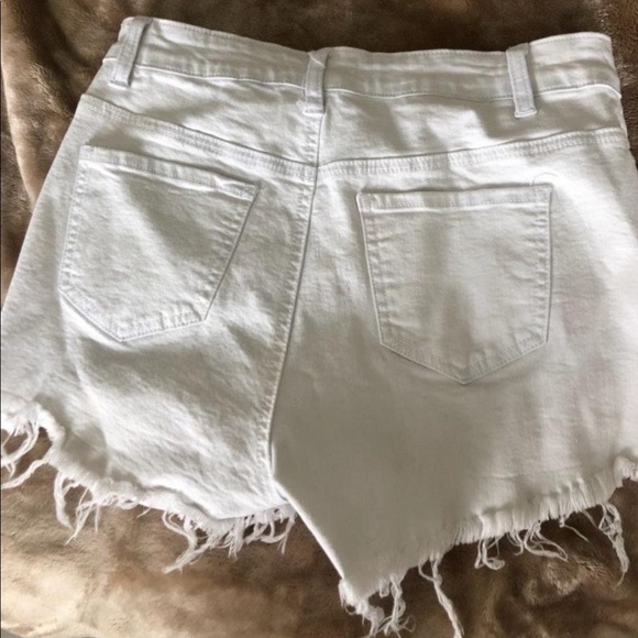 These Three Boutique White Shorts - Picture 3 of 4